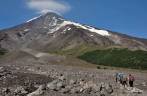 Caminhando rumo ao campo base para se escalar o vulcão Lanín, na região de Junín de Los Andes, na Argentina
